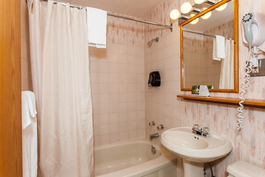 Howard Johnson By Wyndham Nanaimo Harbourside 외부 사진